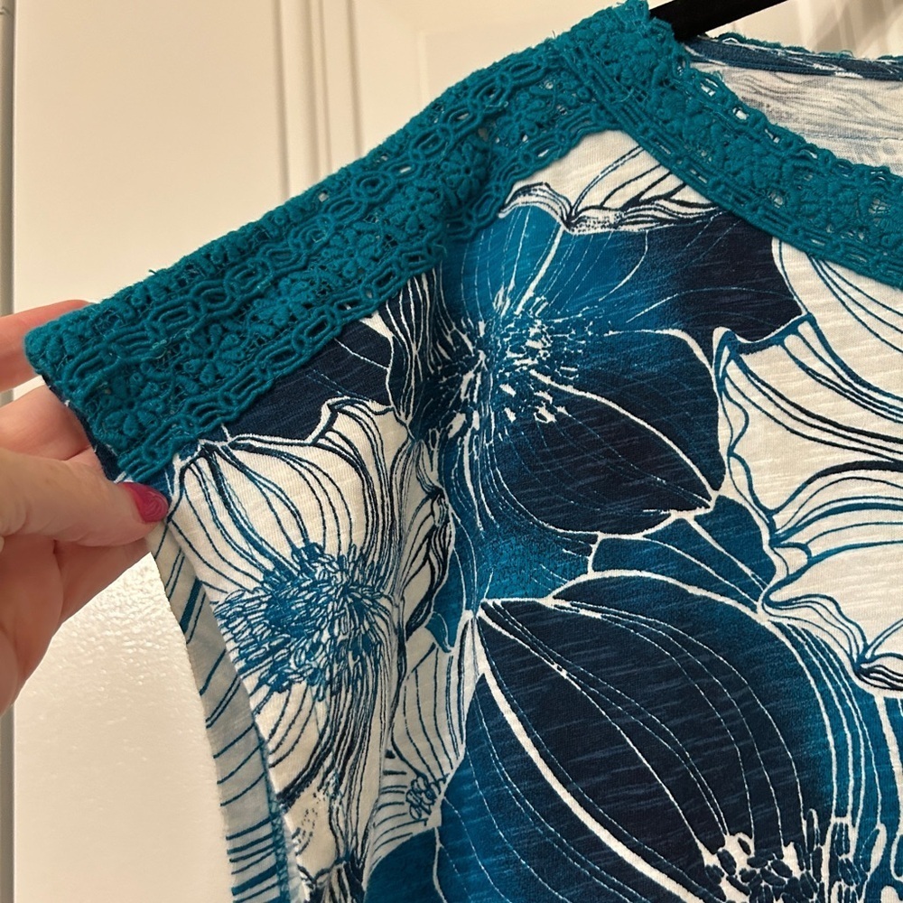 Chico's Size 2 Exploded Garden Lace-Trim Dolman Top in
Cozumel Blue, NWT - Picture 6 of 12